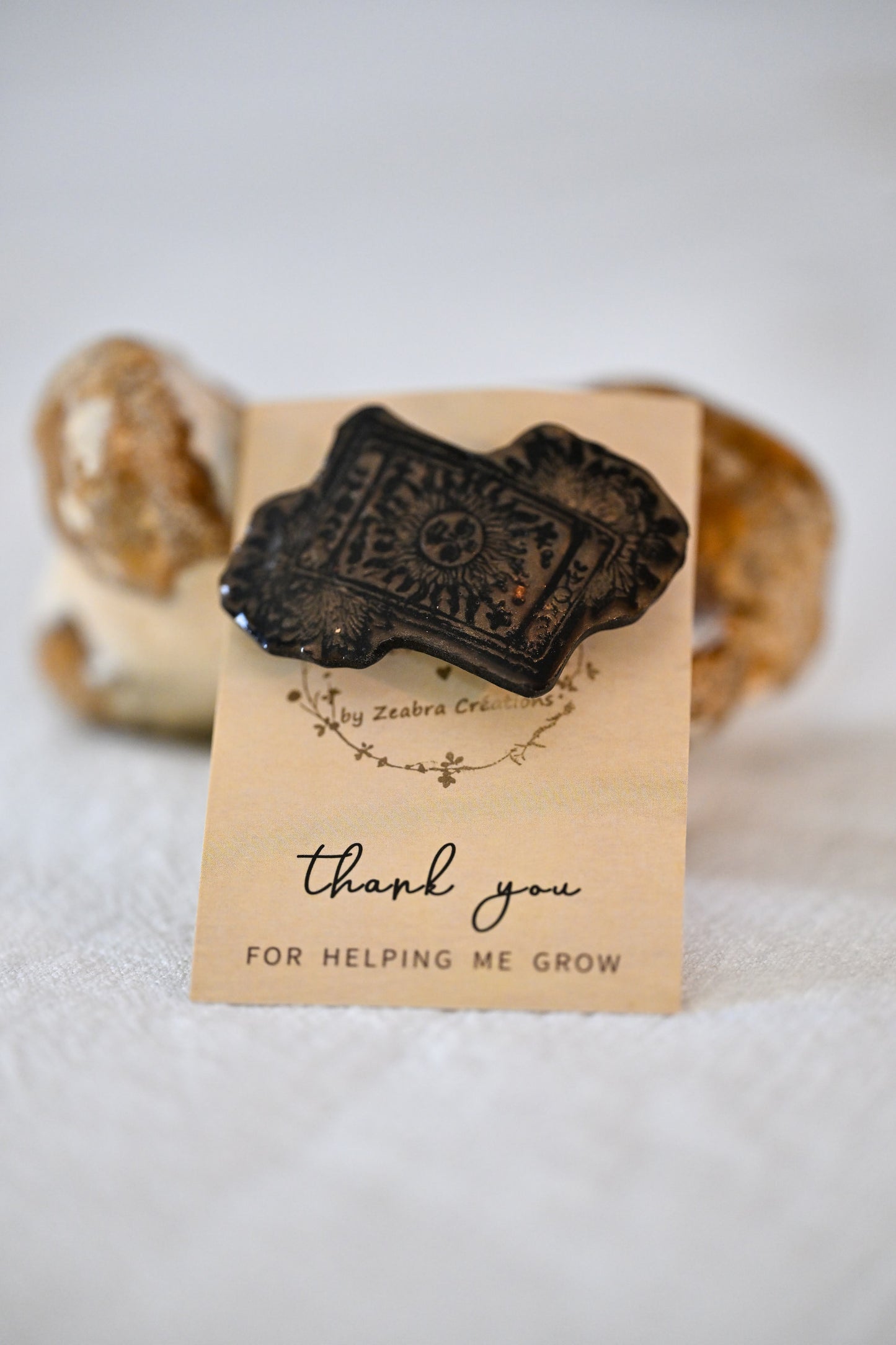 Barrette “Solstice d’Ambre” – Élégance Naturelle et Mystique